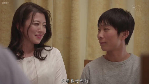 室內 · 坐姿 · 交谈 · 中景 · 微笑 · 熟女 · 白色长袖