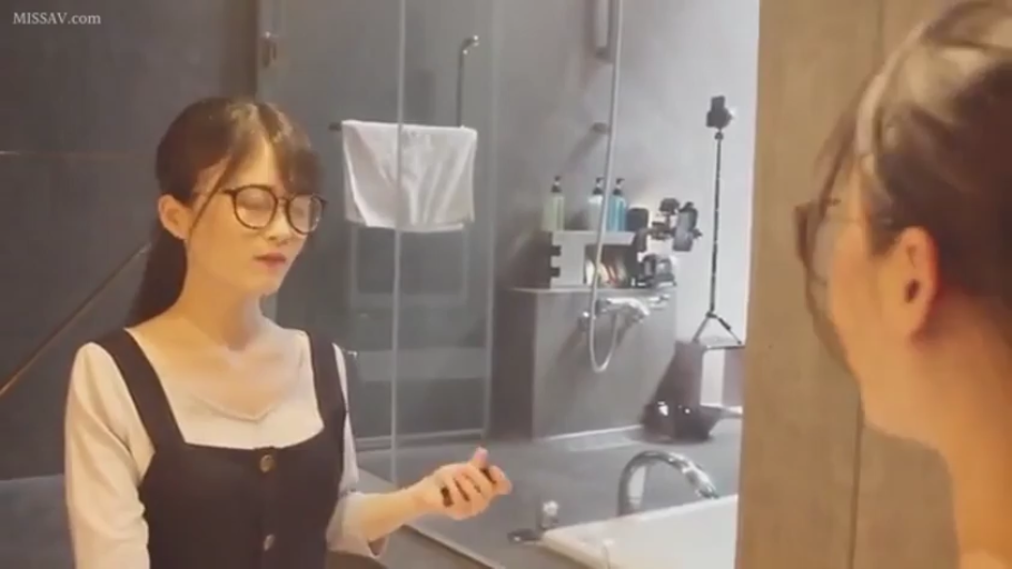 背带裙 · 眼镜 · 专注 · 中景 · 站姿 · 洗手间 · 镜面 · 整理