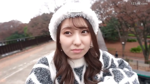 忧郁 · 面部特写 · 注视镜头 · 正面站立 · 室外公园 · 街拍感 · 毛帽 · 白色毛绒帽子