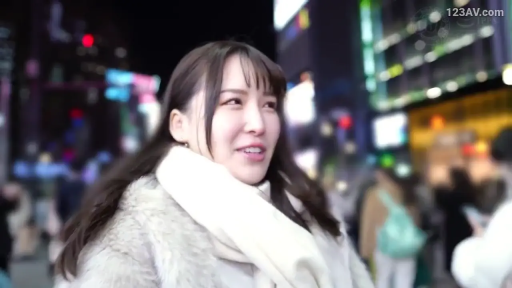 站姿 · 自然 · 耳环 · 街头 · 围巾 · 侧脸 · 夜景 · 观望