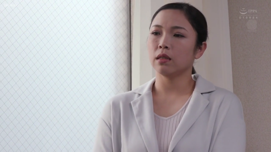 室内 · 忧郁 · 站立 · 半身 · 对话 · 熟女 · 西装外套