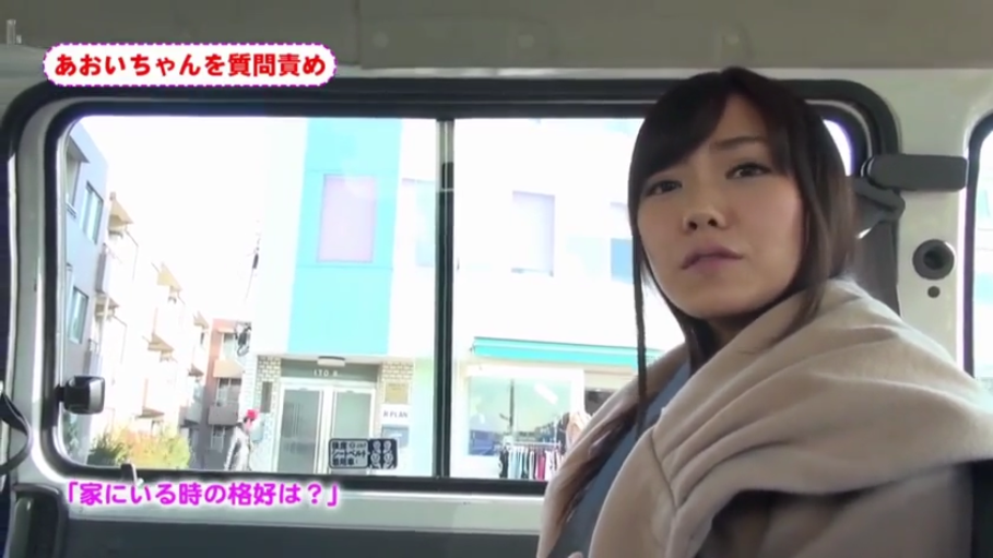 坐姿 · 脸部 · 专注 · 注视镜头 · 外套 · 日文字幕 · 车窗 · 车辆内部