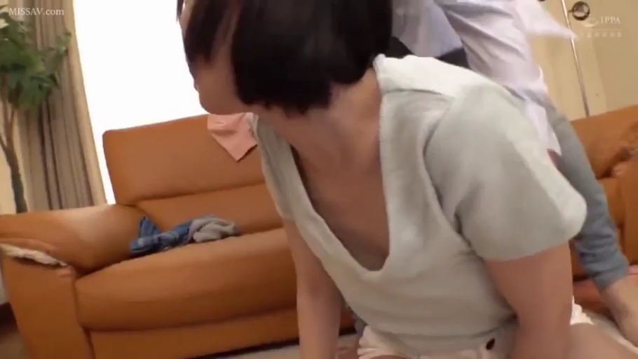 站立 · 上半身 · 温柔 · 粉色衬衫 · 户外街道 · 透明雨伞 · 街拍 · 撑伞