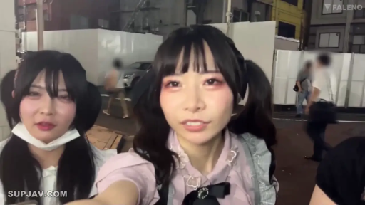 站立 · 中景 · 微笑 · 口罩 · 室外街头 · 采访 · 街头采访 · 地雷系服饰