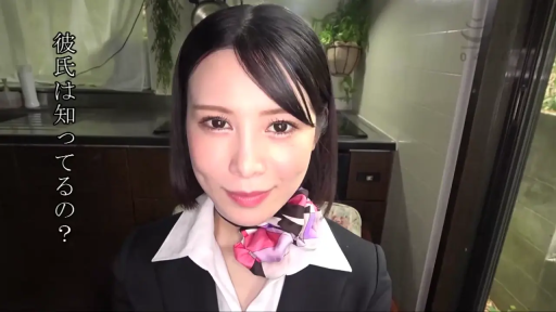 室内 · 坐姿 · 微笑 · 面对镜头 · 面部特写 · 制服 · 领巾