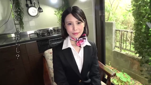 坐姿 · 职业西装 · 微笑 · 半身 · 注视 · 厨房 · 短发 · 厨具