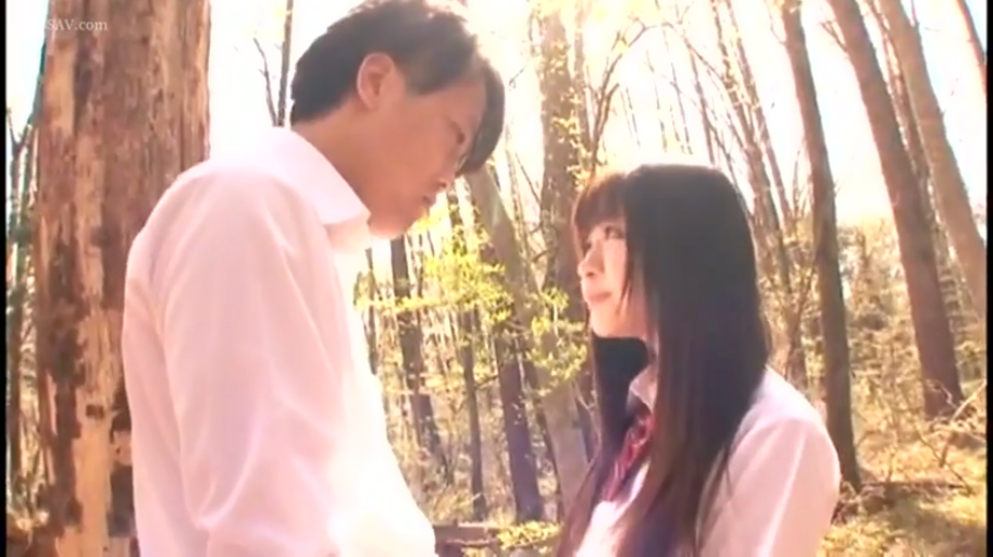 专注 · Medium shot · 制服 · Eye contact · Outdoor · Face to face · Strong light