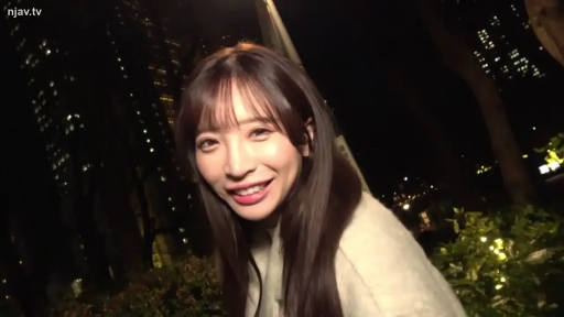 Stand · 面部特写 · 长发 · 毛衣 · 看向镜头 · Sweet smile · 户外夜景