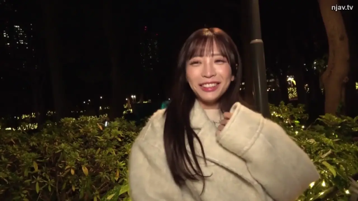 站立 · 面对镜头 · 半身 · 笑容 · 白色大衣 · 户外搭讪 · 公园夜晚