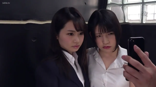 室內 · 嚴肅 · 面部 · 正裝 · 看手機 · 手机 · 並排站立