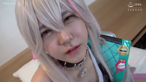 脸部 · 卧室 · 迷离 · 注视 · 趴卧 · Cosplay服 · 银发 · 钉刺项圈