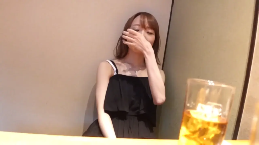 坐姿 · 羞涩 · 酒杯 · 上半身特写 · 餐厅 · 黑色吊带 · 手遮脸部