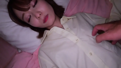 胸部 · 卧室 · 白衬衫 · 闭眼 · 枕头 · 昏暗灯光 · 平躺 · 被抚摸