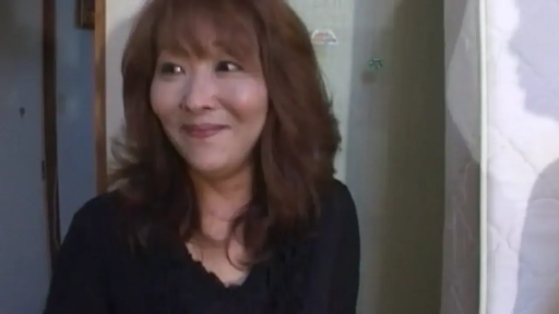 室内 · 站立 · 微笑 · 面部特写 · 对视 · 黑色上衣