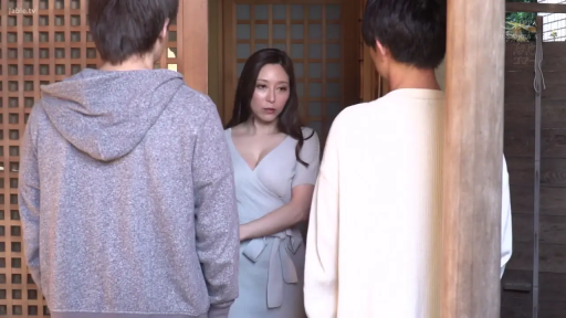 白色短袖 · 站姿 · 居家 · 无表情 · 中景背影 · 电灯开关 · 日本和室 · 操作开关