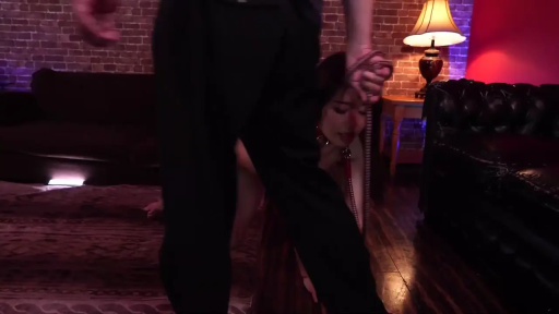 跪姿 · BDSM · 局部特写 · 项圈 · 西裤 · 顺从 · 牵引 · 昏暗客厅