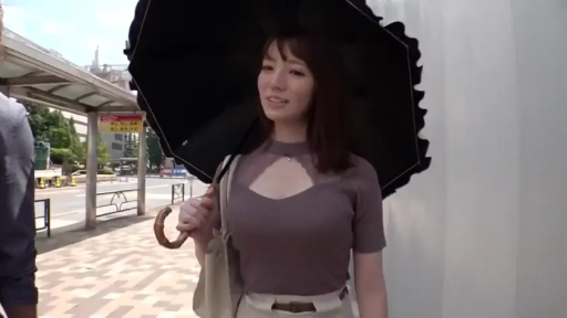 站立 · 巨乳 · 上半身 · 户外街道 · 自然微笑 · 街頭ナンパ · 黑伞 · 紧身镂空上衣