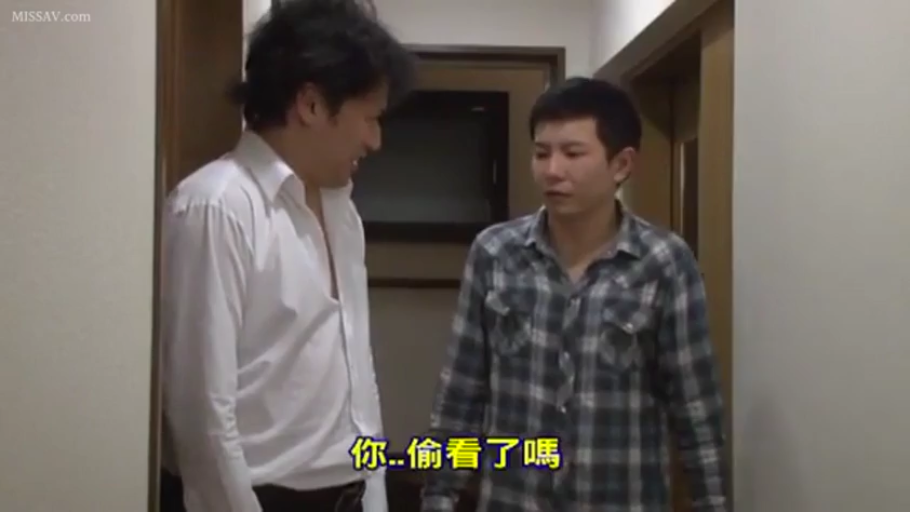 中景 · 温柔 · 接受采访 · 室内盆栽 · 日文字幕 · 侧向坐姿 · 白色蕾丝上衣配短裤 · 明亮客厅