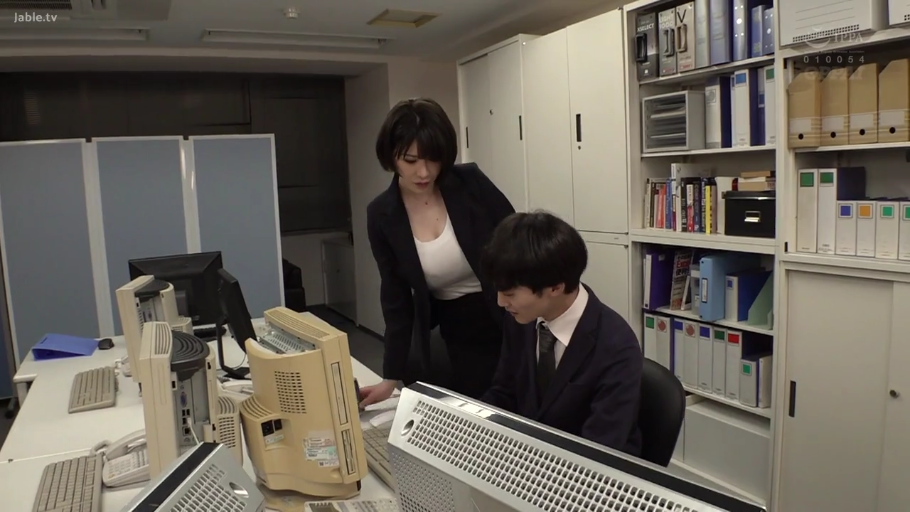 严肃 · 办公室 · 站立 · 中景 · 电脑 · 职业装 · 交流 · OL