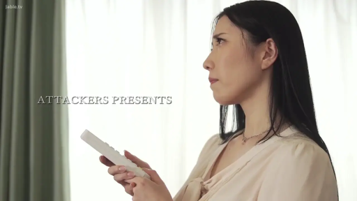 凝视 · 半身 · 遙控器 · 侧身站立 · 室内窗帘前 · 视频字幕 · 米色长袖衬衫 · 手持遥控器