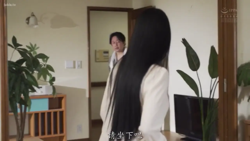 交谈 · 站立 · 盆栽 · 自然 · 客厅 · 居家 · 浅色上衣