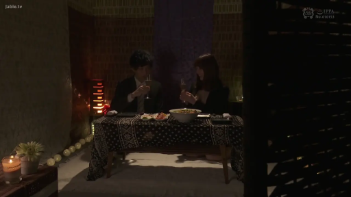 坐姿 · 平静 · 酒杯 · 餐厅 · 西装 · 暗调 · 约会