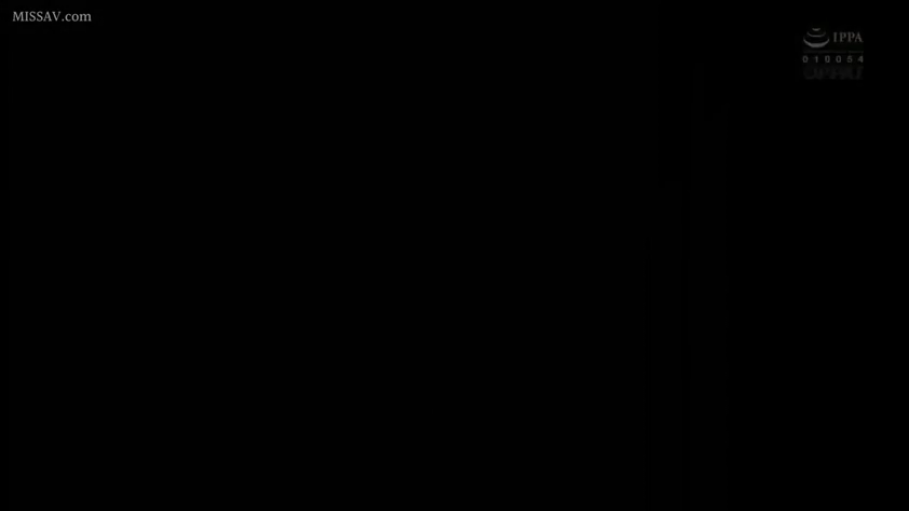 室内 · 脸部特写 · 销魂 · 多人性交 · 仰卧 · 多人 · 白色开衫 · 床垫