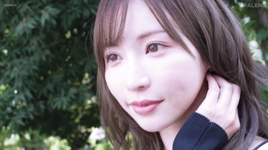 侧身 · 自然 · 面部特写 · 户外 · 吊带衫 · 写真 · 回头