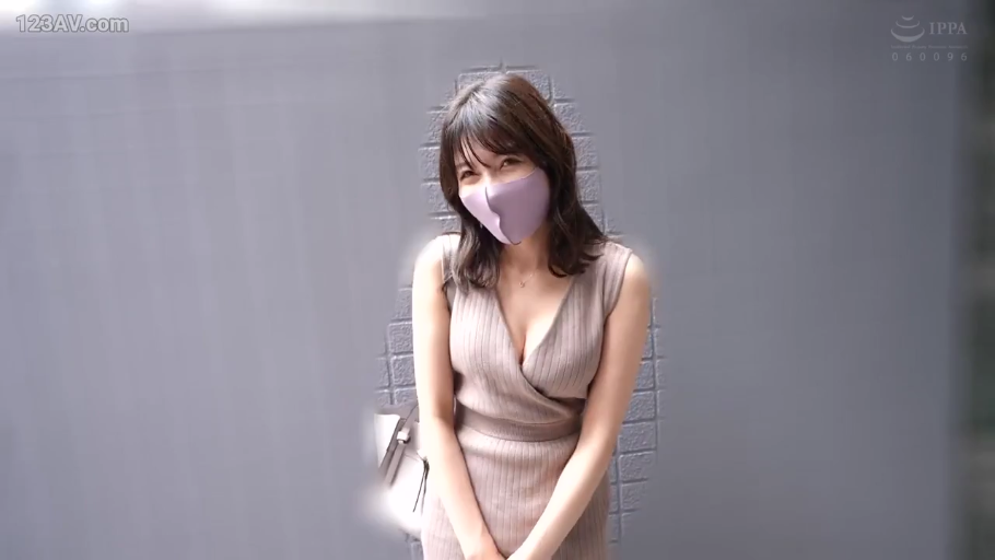 Breast close-up · Standing Posture · staged photo · Smile · Outdoor · Mature woman · 口罩 · 无袖深V连衣裙