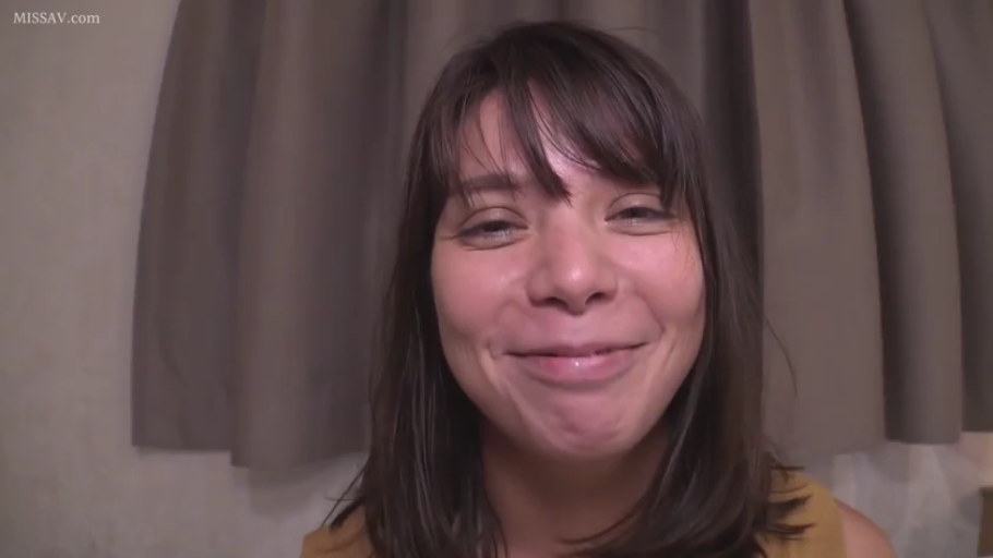 室内 · 愉悦 · 微笑 · 面部特写 · 是 · 黄色上衣 · 正对镜头