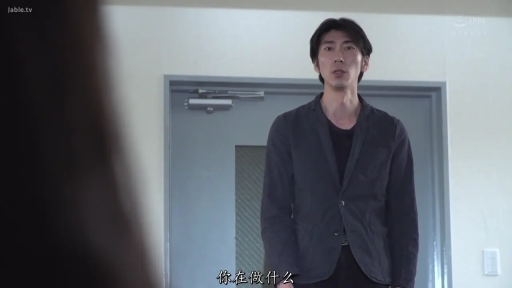 室内 · 坐姿 · 遮挡 · 脸部 · 字幕 · 半裸 · 忧虑