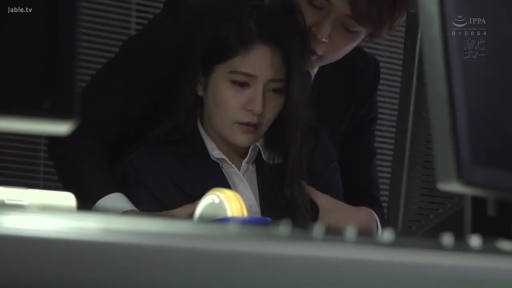 办公室 · 站立 · 中景 · 电脑 · 职场 · 搂抱 · 凝重 · 正装