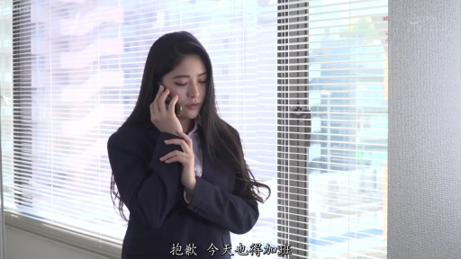 站姿 · 全景 · 平静 · キッチン · 打电话 · 厨具 · 黑色围裙 · 男子