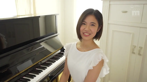 坐姿 · 中景 · 微笑 · 面对镜头 · 中文字幕 · 钢琴 · 钢琴房 · 白色荷叶边上衣
