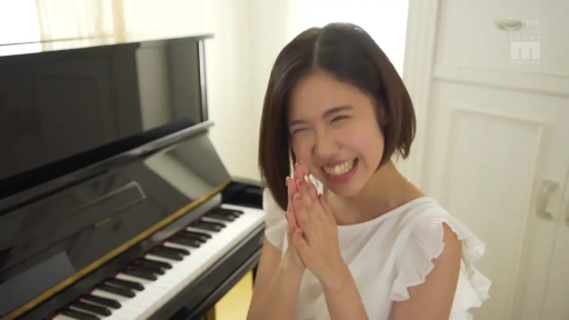 坐姿 · 面部 · 笑容 · 白色褶皱衫 · 钢琴 · 鼓掌 · 清新 · 琴房