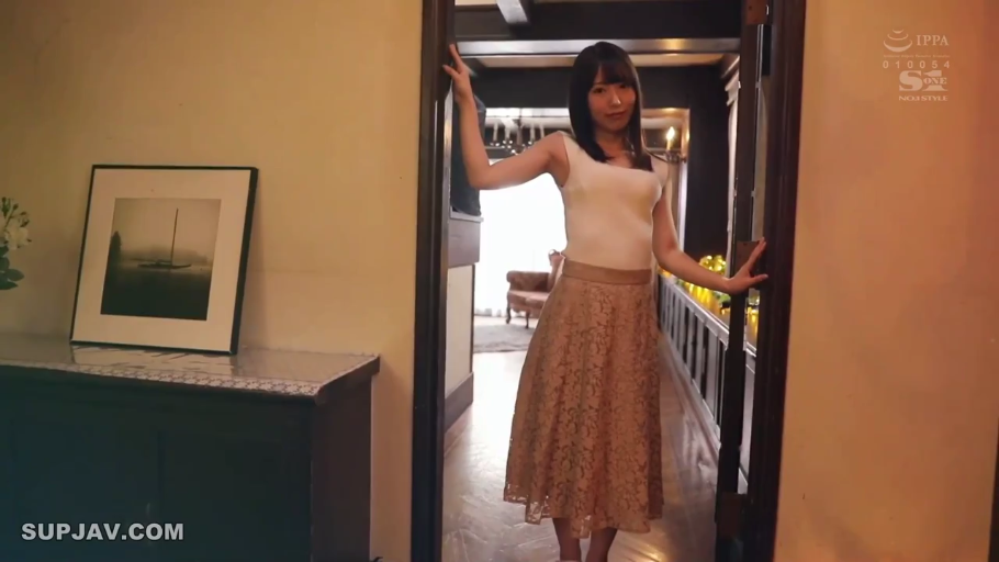 室内 · 全身 · 站姿 · 褐色蕾丝裙