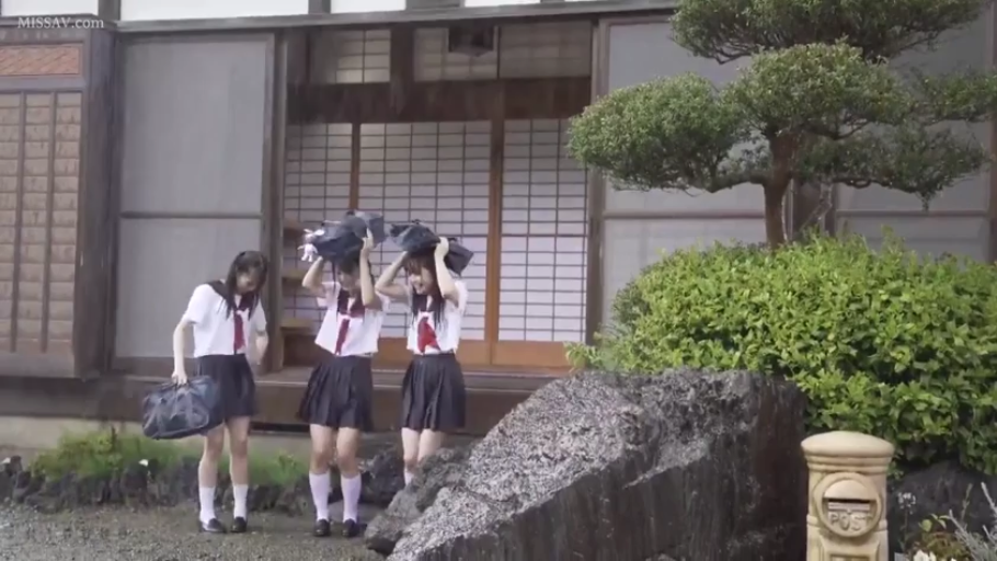 站立 · 自然 · 远景 · 多人 · 水手服 · 学生包 · 日式庭院 · 躲雨