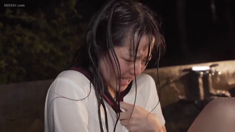 座り姿勢 · 顔のクローズアップ · 屋外 · 水手服