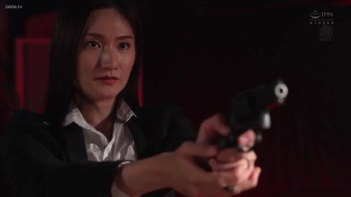 暗室 · 凌厉 · 条纹衬衫 · 中景 · 电影感 · 手枪 · 瞄准 · 双持手枪