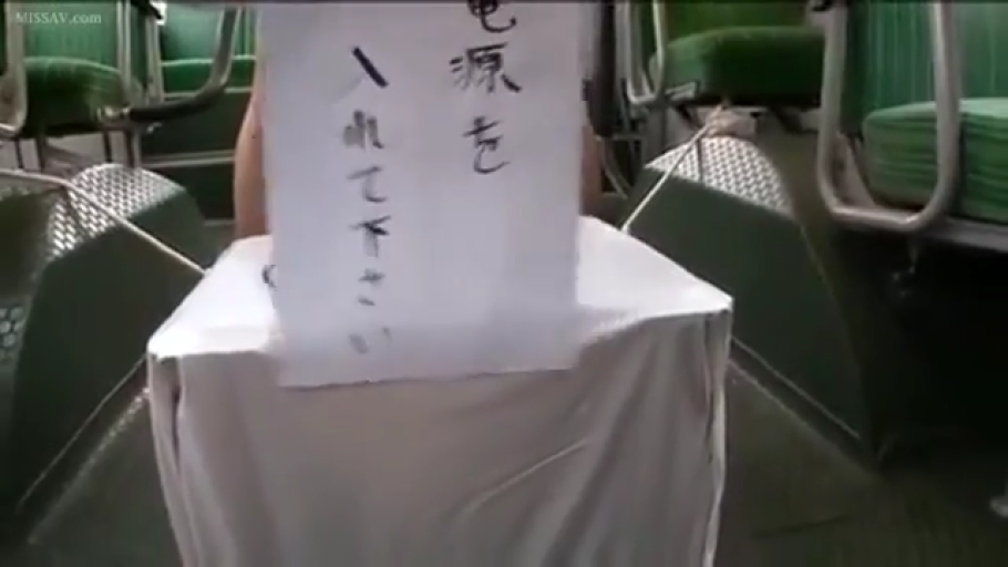 面部 · 浴室 · 站立 · 对视 · 黑色挂脖上衣 · 担忧