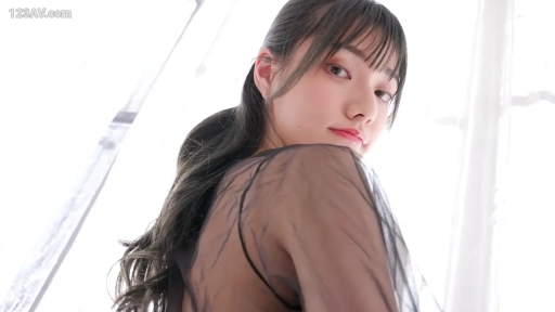 室内 · 脸部特写 · 回眸 · 微笑 · 对视 · 长发 · 黑色透视装