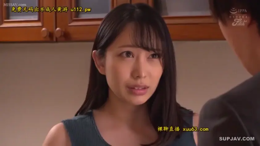 室内 · 会話 · 站立 · 半身 · 侧脸 · 忧虑 · 木质橱柜 · 墨绿色无袖上衣