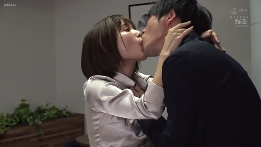 Close-up of the face · 办公室 · Intoxicated · Business attire · 接吻 · Workplace · French kiss