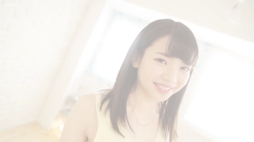 Indoor · Close-up of the face · Stand · Smile · Necklace · 注视镜头 · 人像 · Yellow Vest