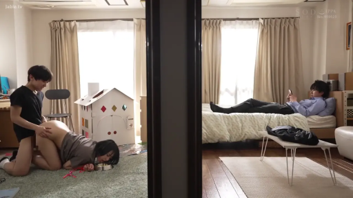 单人 · 集中 · 寝室 · 遠景 · 携帯電話 · 蓝色衬衫 · 躺卧 · 玩手机