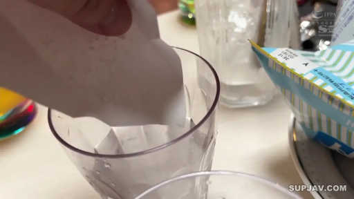 杯子 · 粉末 · 桌面上 · 倾倒 · 下药 · 剧情道具