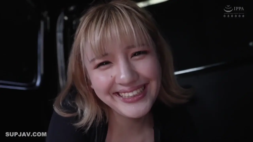 脸部特写 · 车内 · 注视镜头 · 短发 · 黑色上衣 · 正面坐姿 · 灿烂笑容