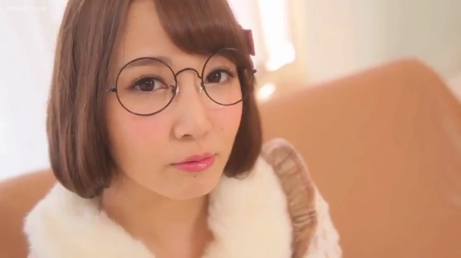 室内 · 脸部特写 · 注视 · 短发 · 正面 · 呆萌 · 白色毛绒上衣 · 圆框眼镜