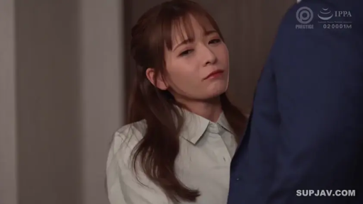 室内 · 委屈 · 站立 · 面部特写 · 衬衫 · 对视 · 职场