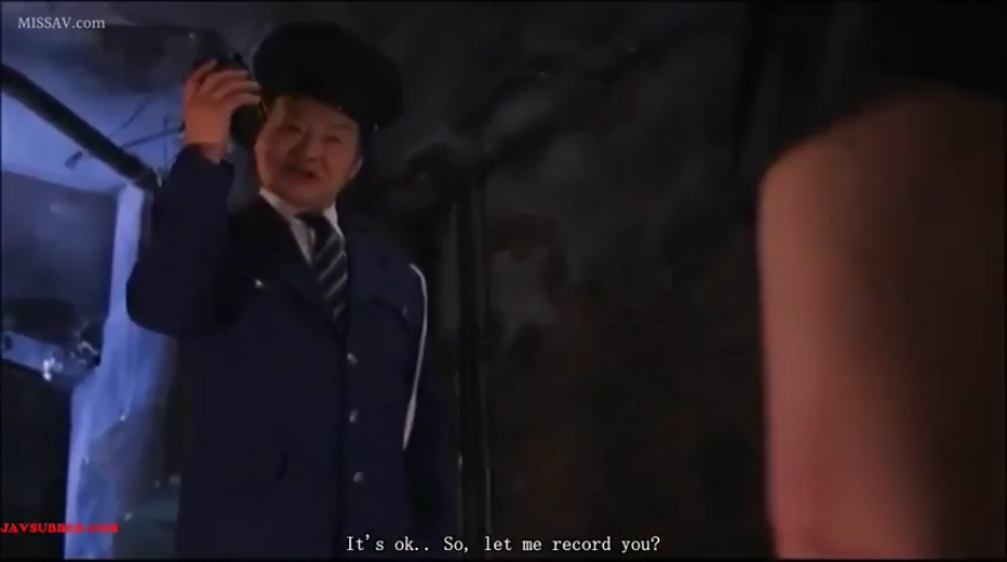 站立 · 中景 · 痴漢 · 摄像机 · 录像 · 猥琐 · 保安制服 · 昏暗室外